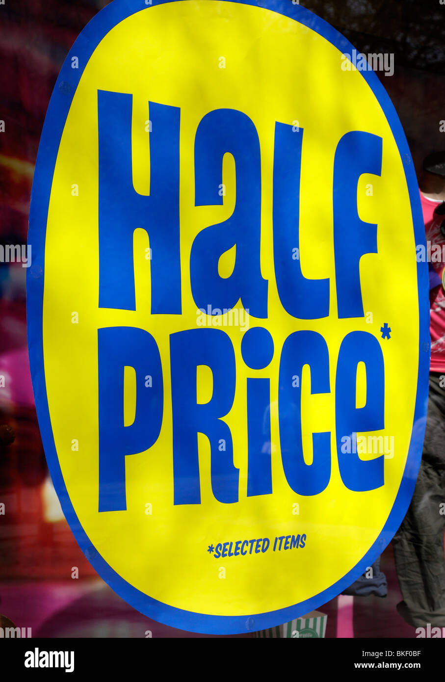 Metà prezzo poster per vetrina in un high street shop CHELTENHAM REGNO UNITO Foto Stock