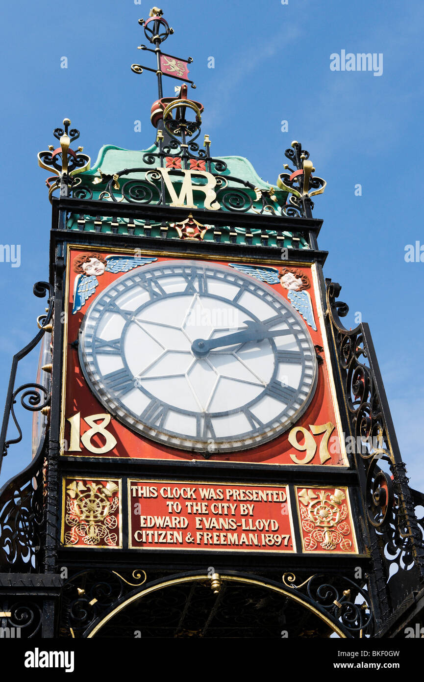 Il Victorian Eastgate Clock oltre la porta della città a Eastgate nel centro storico di Chester, Cheshire, Inghilterra, Regno Unito Foto Stock