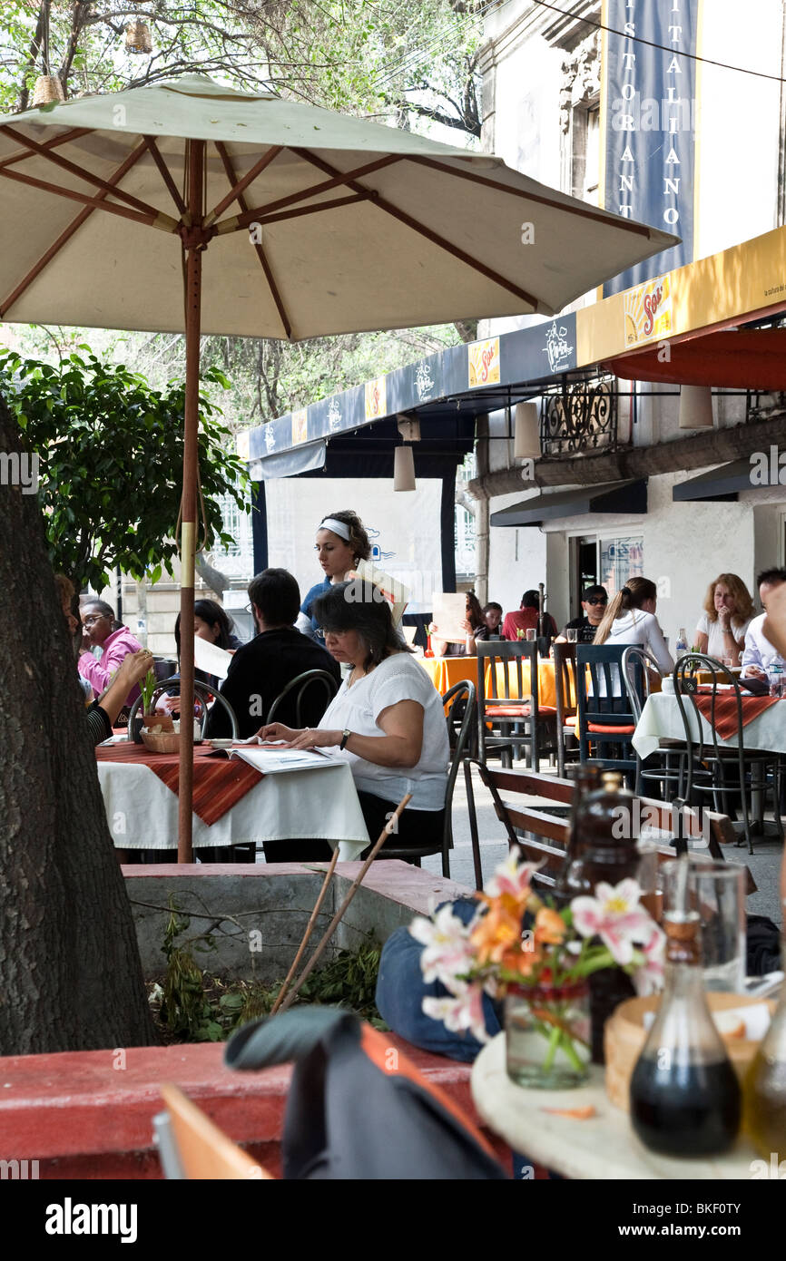 Outdoor diners godere di sera primaverile & vivace congeniale Sidewalk Cafe Scene Plaza Luis Cabrera a Roma nel quartiere di Città del Messico Foto Stock