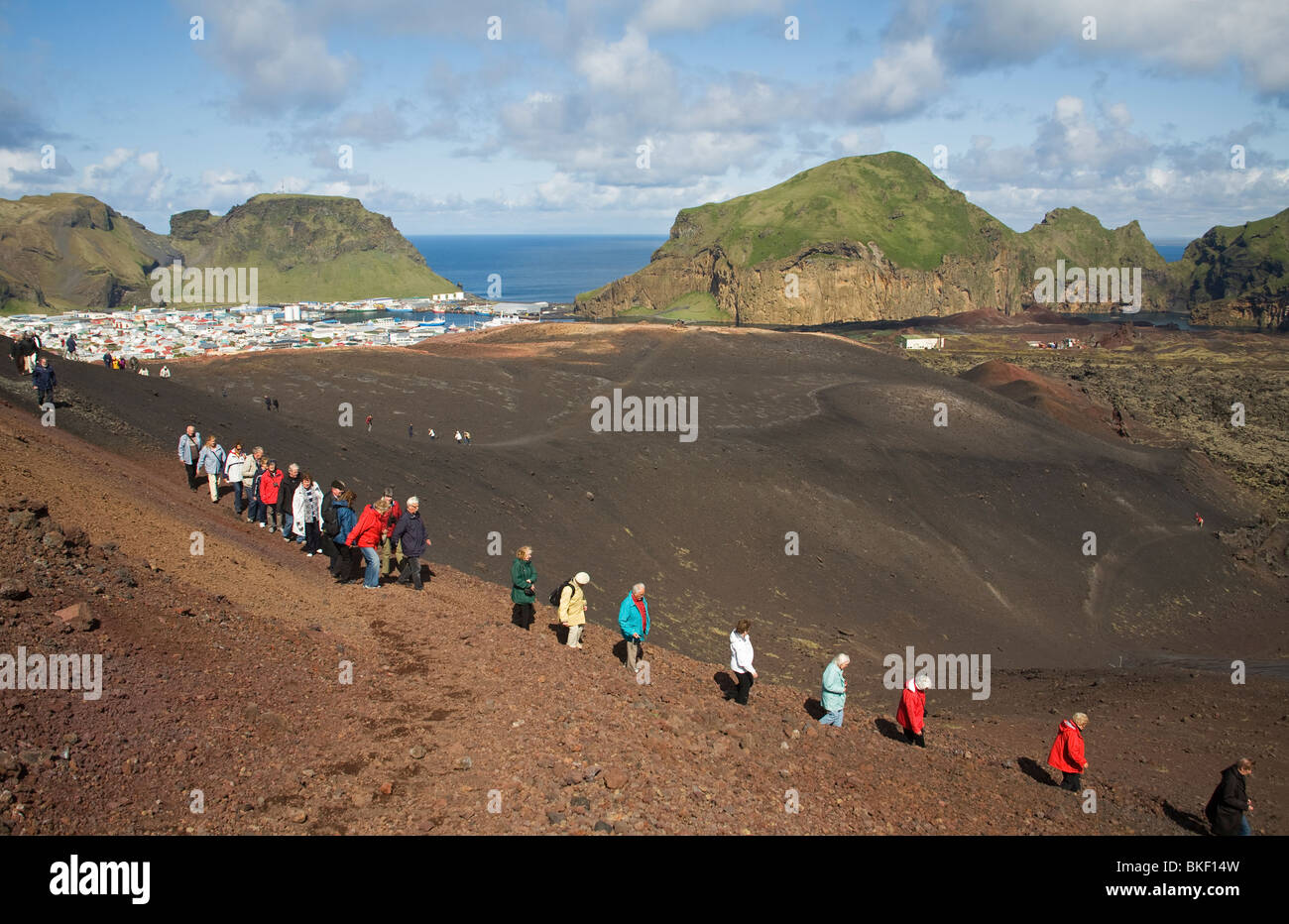 Gruppo turistico sul pendio del Vulcano Eldfell Vestmannaeyar Islanda Foto Stock