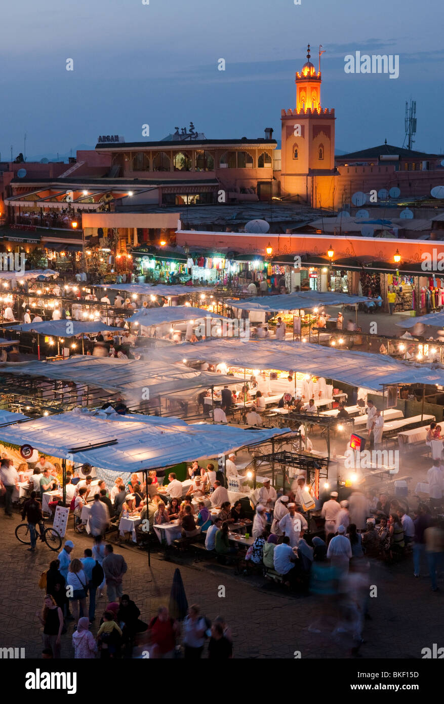 Place Jemaa el Fna al crepuscolo in Marrakech, Marocco Foto Stock