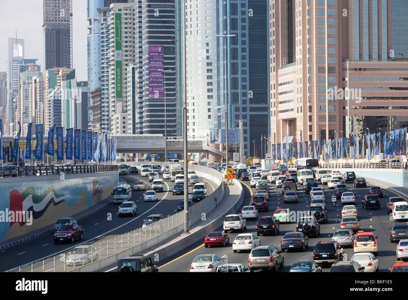 Vetture nella città di Dubai in Medio Oriente Foto Stock