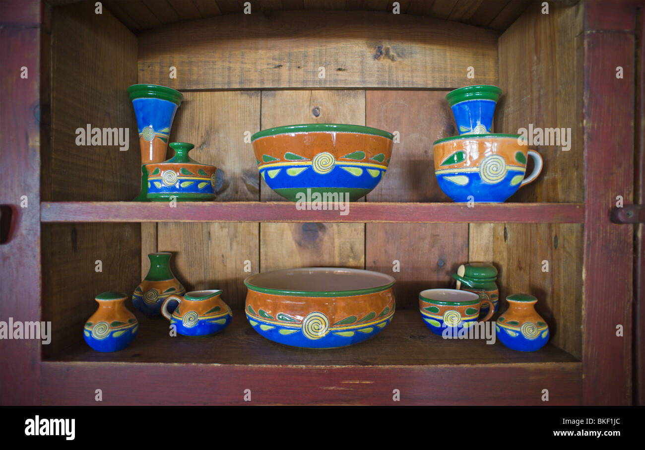 Blu brillante ceramiche messicano grazie a un antico armadio in legno, nella località sciistica di città di Ruidoso, Nuovo Messico. Foto Stock