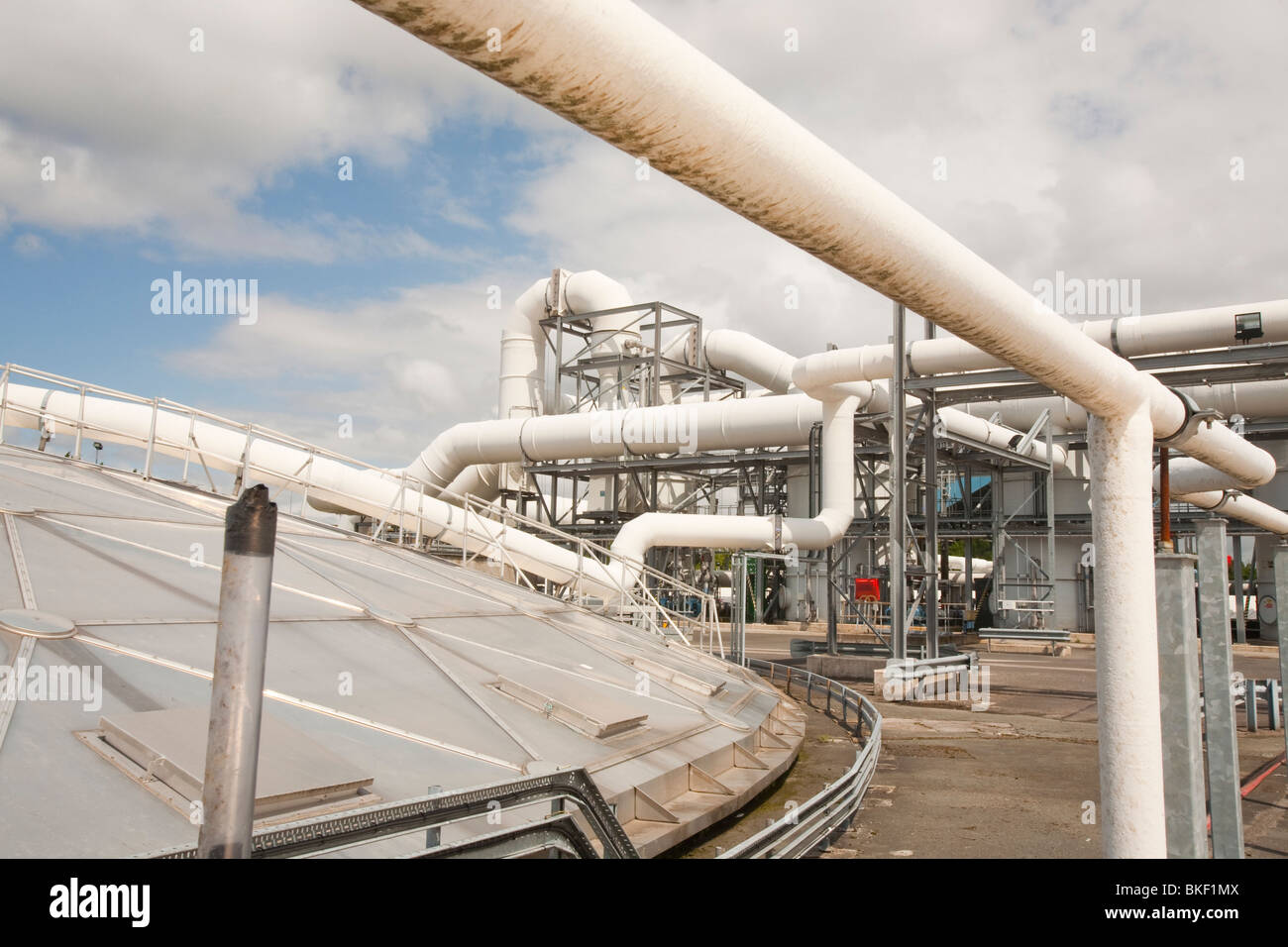 Daveyhulme impianto di depurazione delle acque reflue in Manchester utilizza caldaie per convertire bio gas dai rifiuti umani di elettricità. Foto Stock