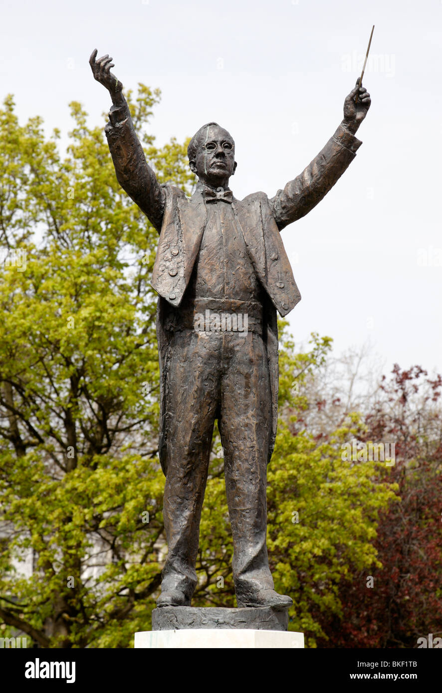 Statua del compositore Gustav Holst in piazza imperiale CHELTENHAM REGNO UNITO Foto Stock