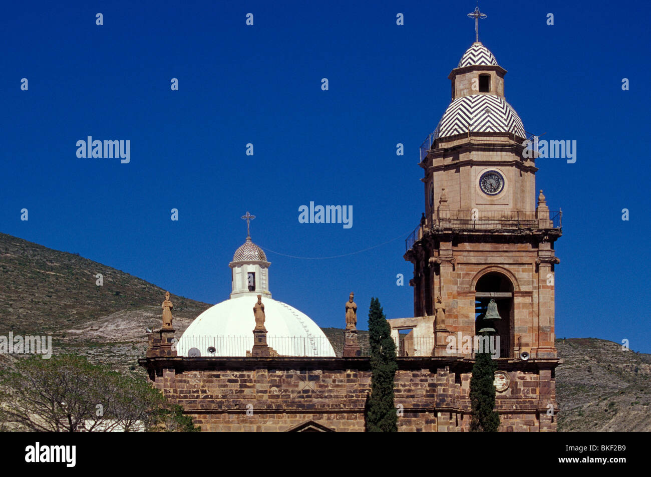 Il neoclassico Templo de la Purisima Concepcion, la chiesa parrocchiale nel XIX secolo città mineraria di Real de Catorce, Messico Foto Stock