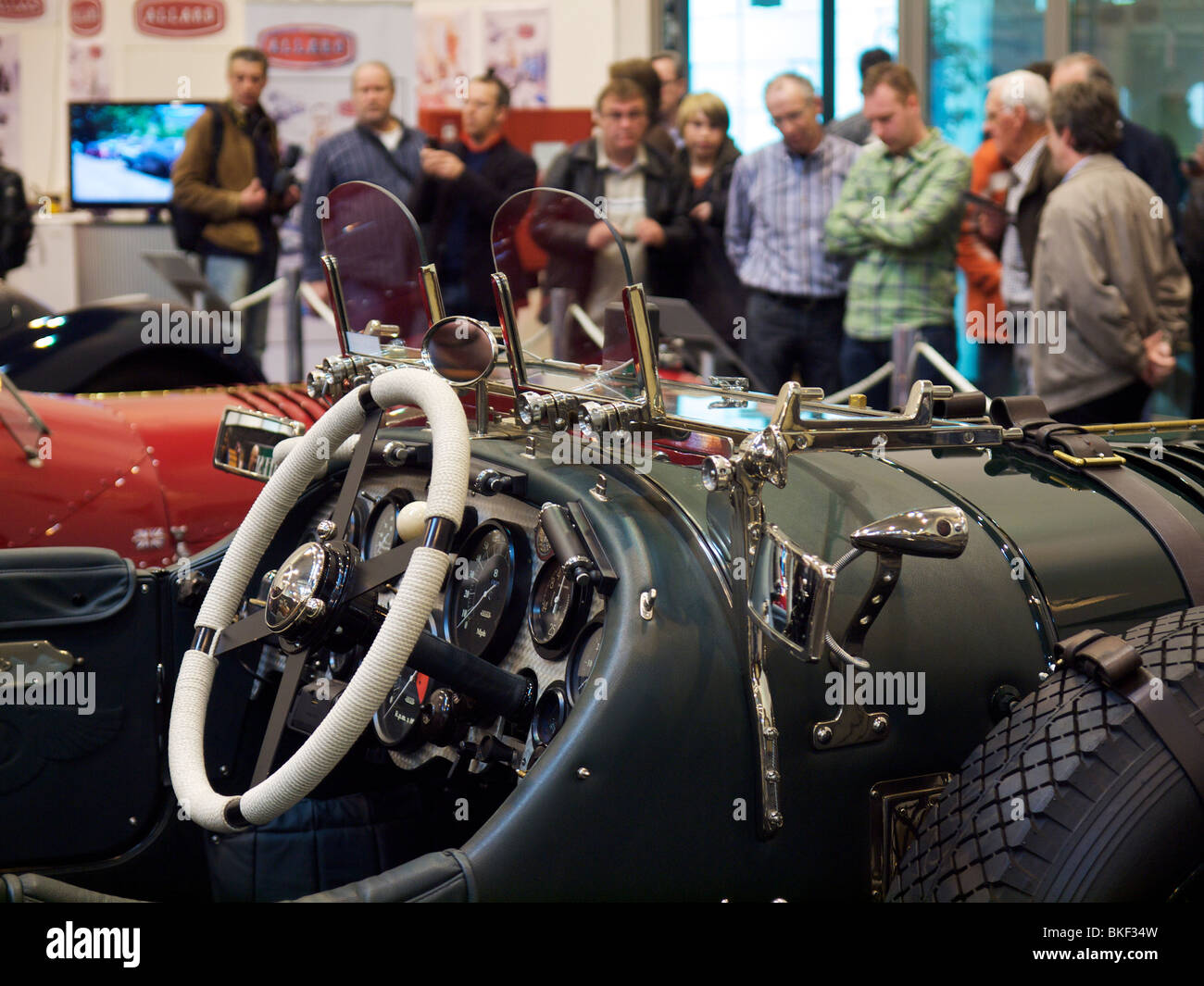 Magnifico pre-guerra Bentley 8 litro tourer con molte persone a guardare. Techno Classica Essen, Germania Foto Stock