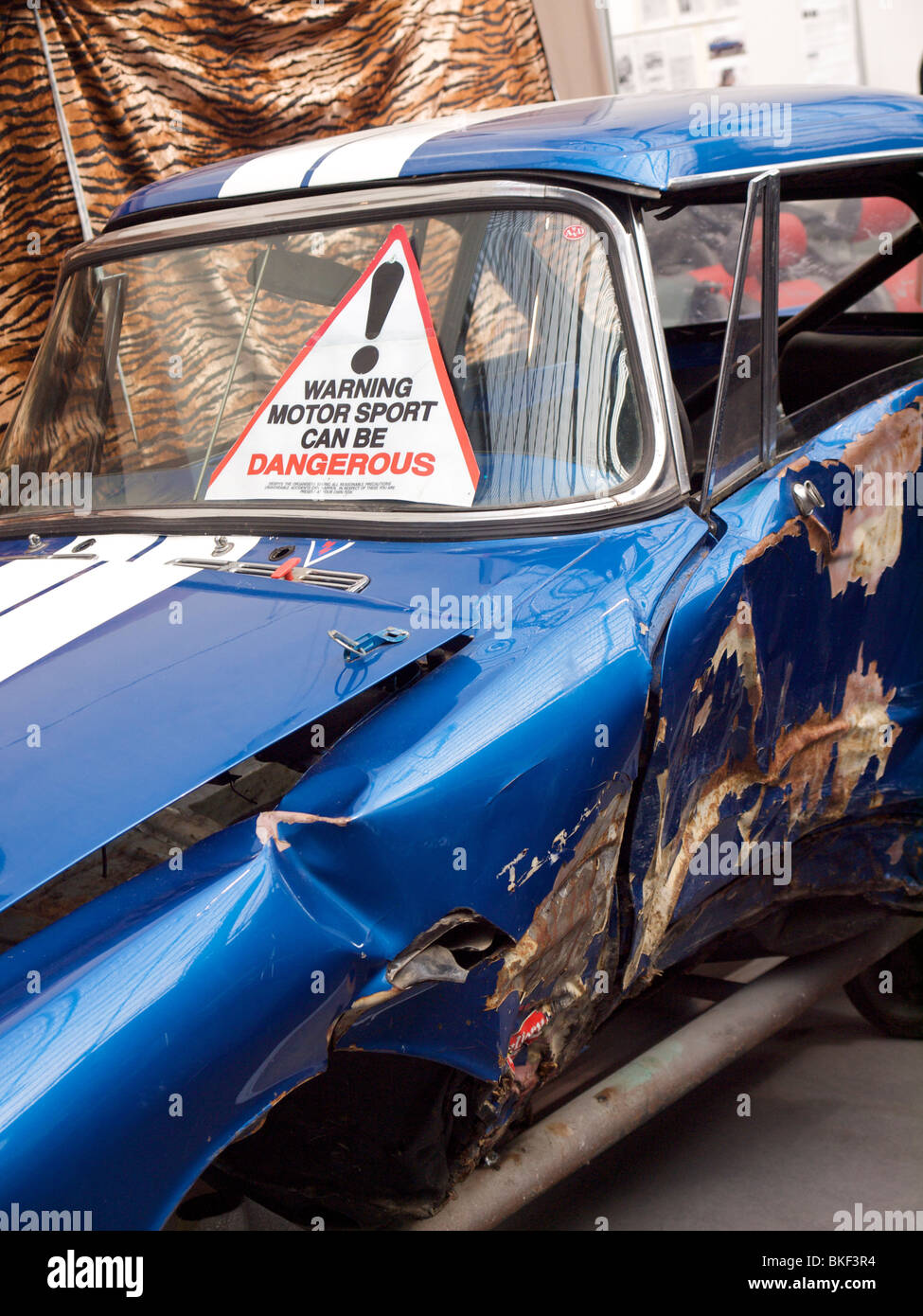 Avvertenza motor sport può essere pericoloso firmare a scatafascio Sunbeam Tiger classic auto sportiva Foto Stock