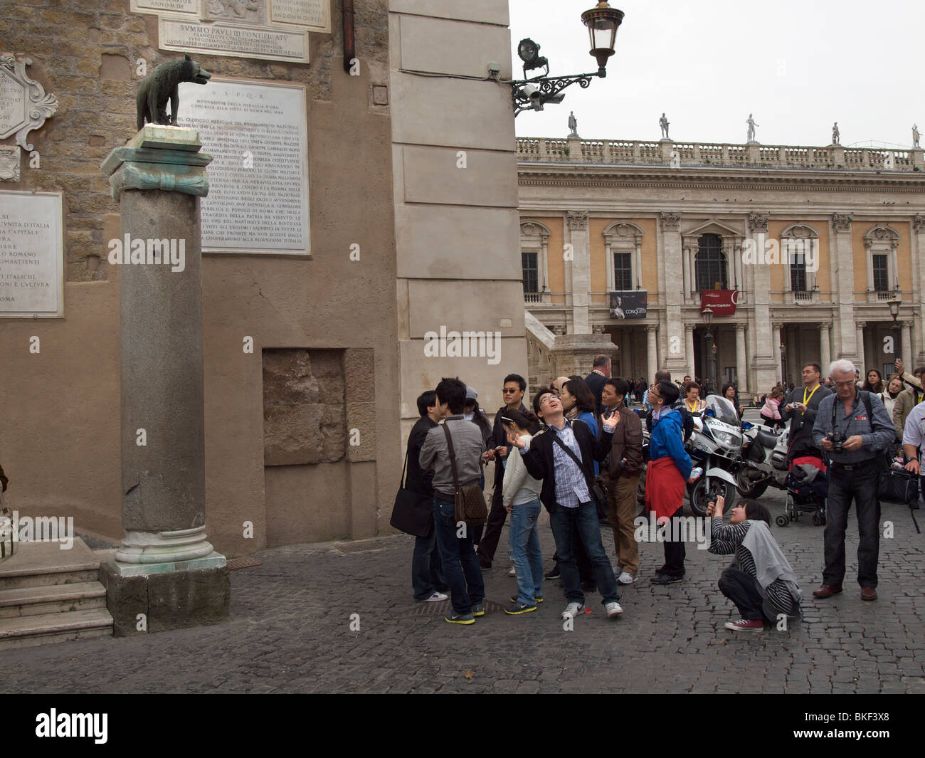 I turisti al lupo-madre di Romolo e Remo statua sul Campidoglio a Roma, lazio, Italy Foto Stock