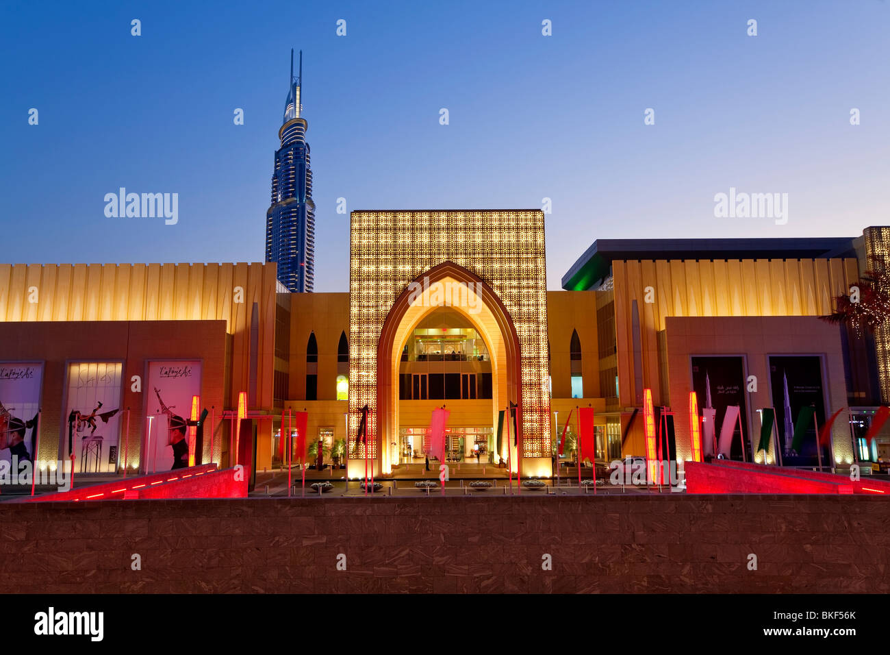 Dubai Mall, il centro commerciale più grande del mondo e il Burj Khalifa, Dubai, Emirati Arabi Uniti, Emirati Arabi Uniti Foto Stock