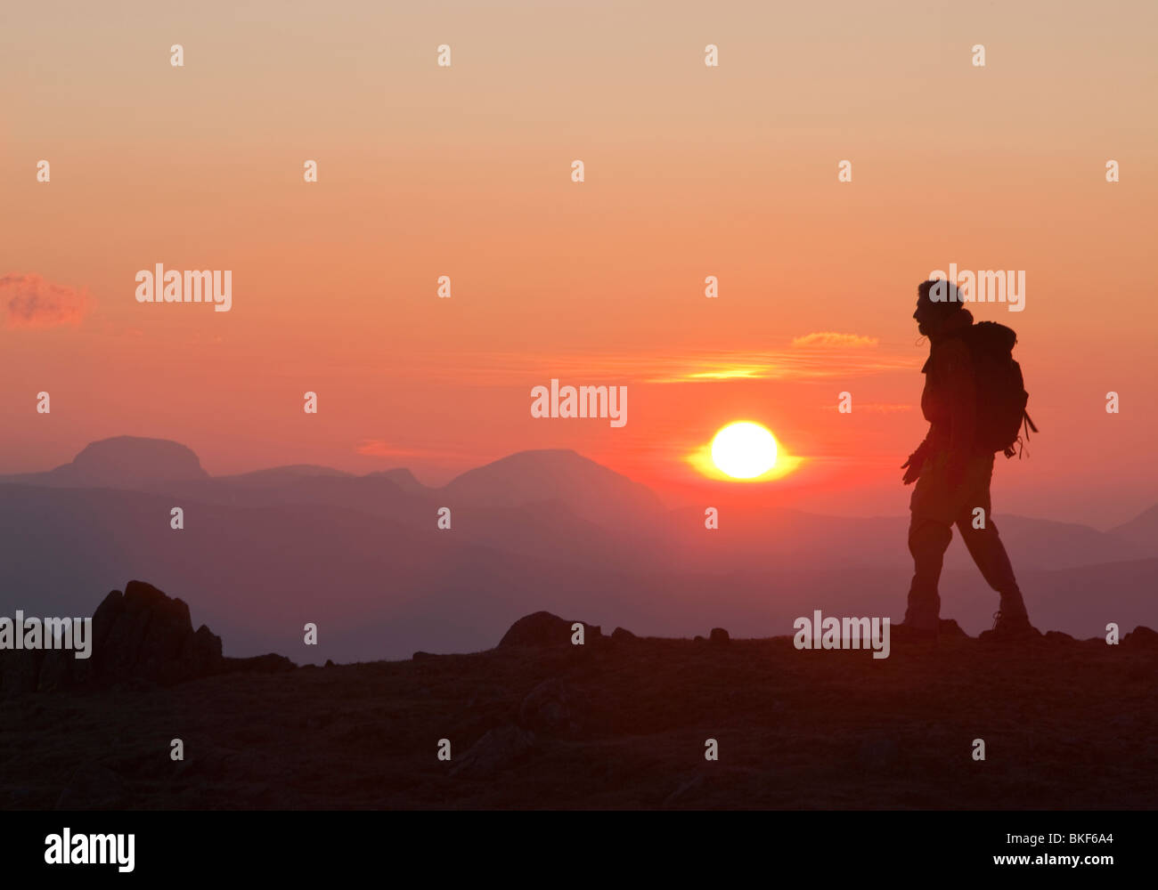 Un deambulatore su Red ghiaioni nel distretto del lago al tramonto, REGNO UNITO Foto Stock
