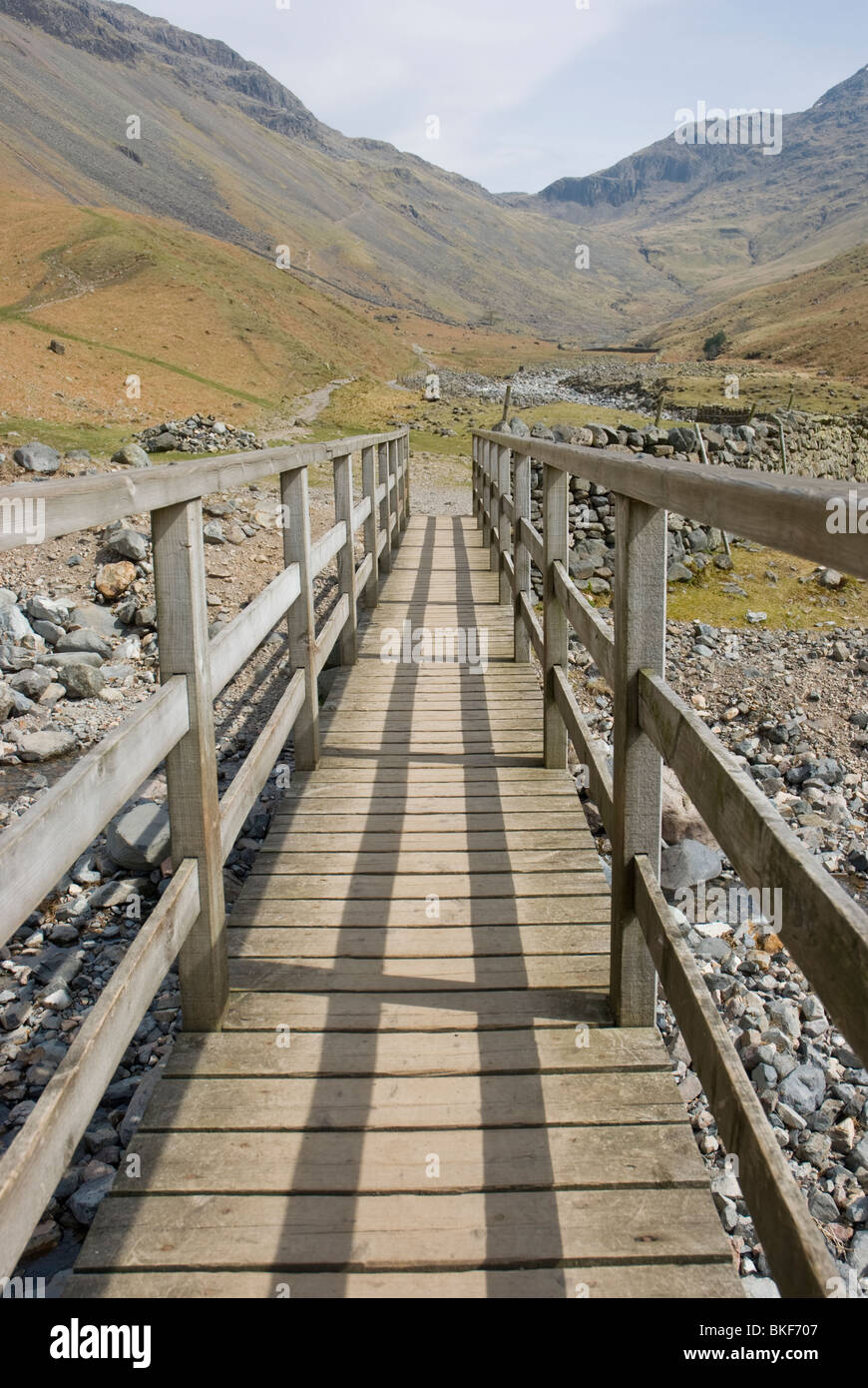 Passerella in legno su Lingmell Beck vicino a testa Wasdale, Lake District, Cumbria Foto Stock