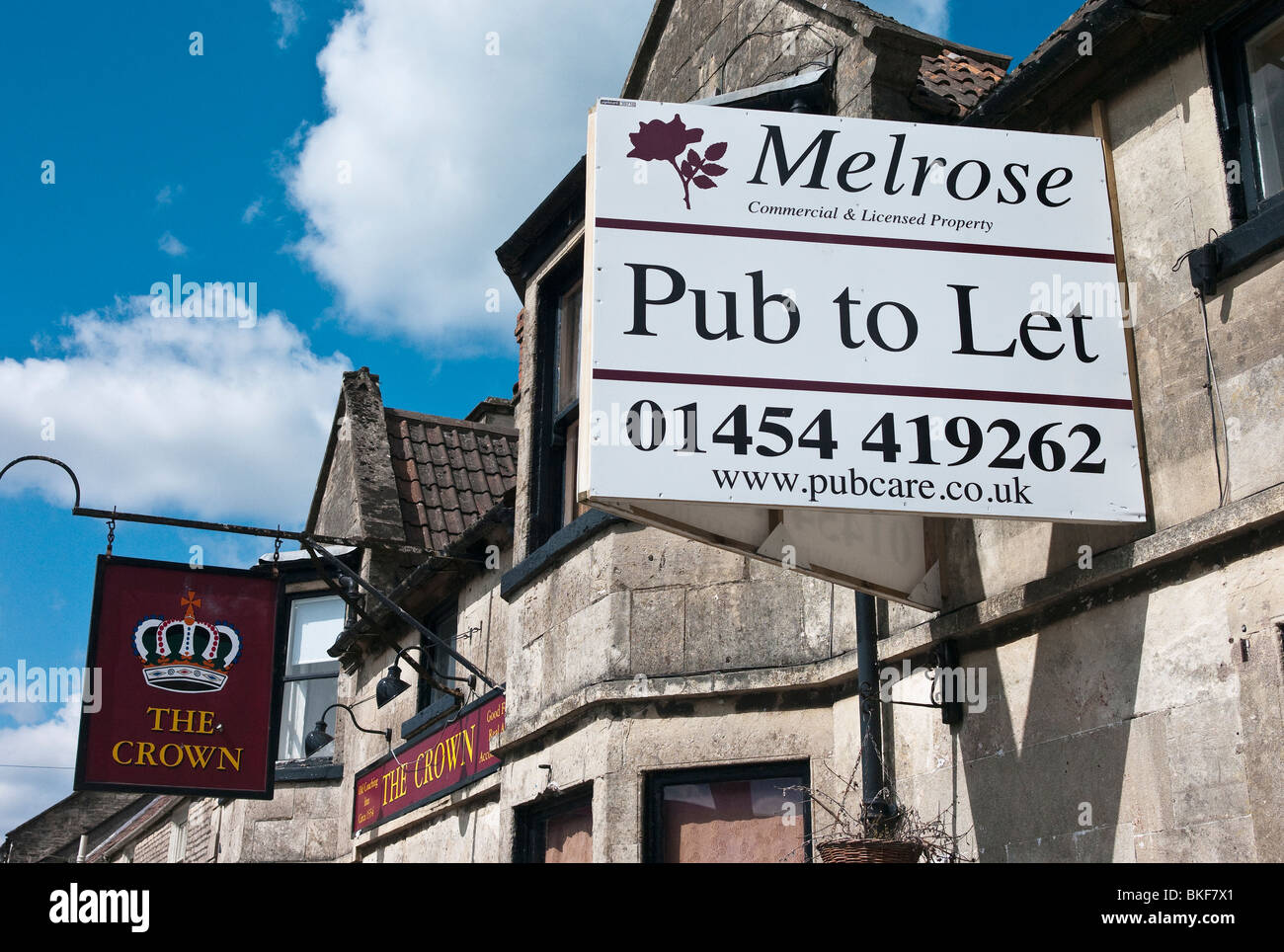 La recessione vittima:empty town inn in attesa di un nuovo inquilino in Gloucestershire Foto Stock