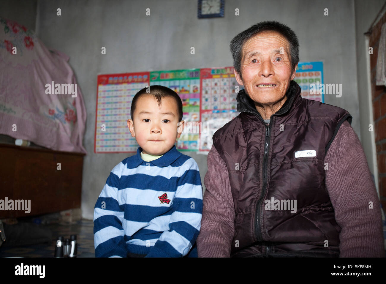 Un nonno e uno dei suoi grandi nipoti nella provincia di Heilongjiang nel nord della Cina Foto Stock