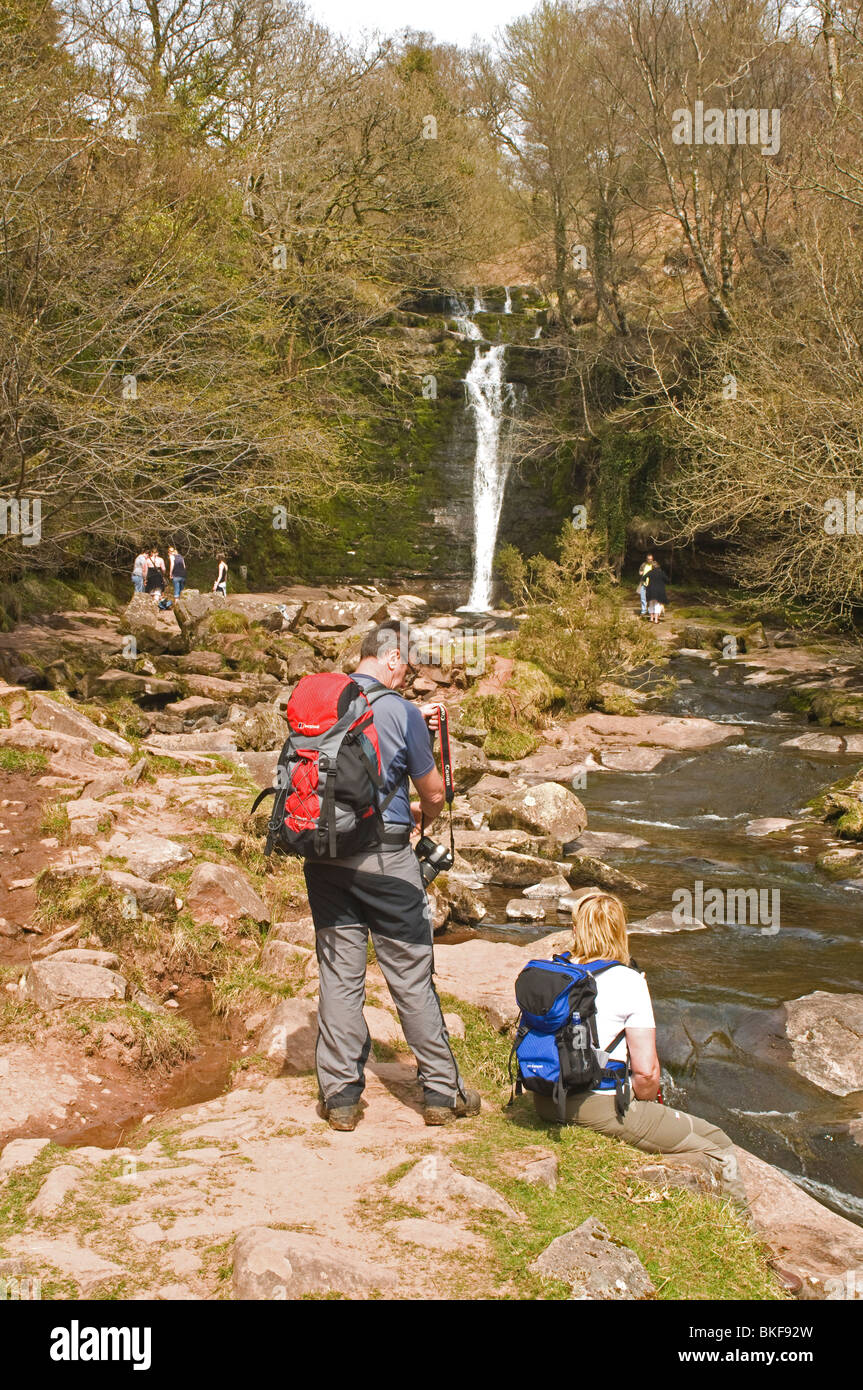 Walkers a Blaen y Glyn cascata nel Parco Nazionale di Brecon Beacons Galles Foto Stock