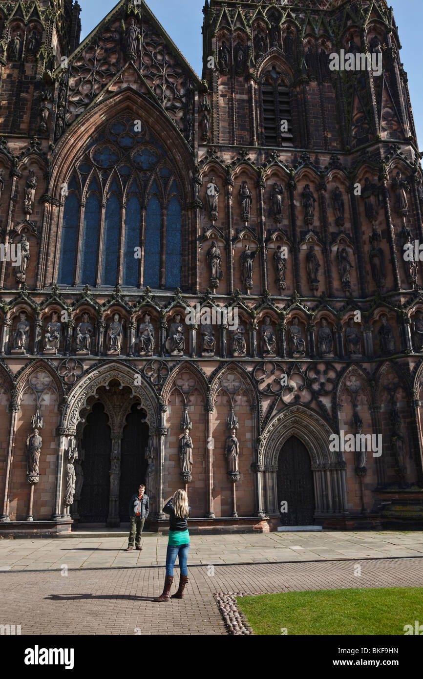 I turisti scattare fotografie presso il fronte ovest di Lichfield Cathedral. Foto Stock