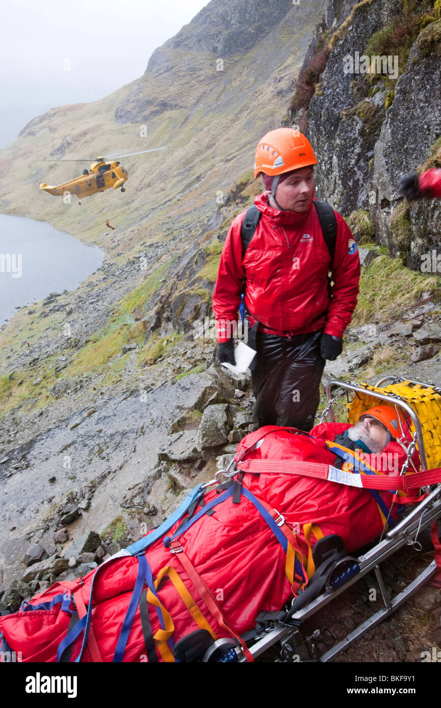 Un viandante con un composto di frattura della gamba viene trattata da Langdale/Ambleside Mountain Rescue Team su Pavey Arca nel distretto del Lago Foto Stock