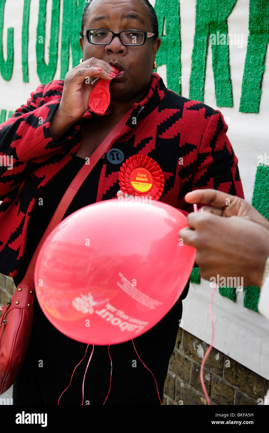 Londra Hackney elezioni generali 2010 Diane Abate del partito laburista di soffiaggio candidato fino palloncini rossi Foto Stock