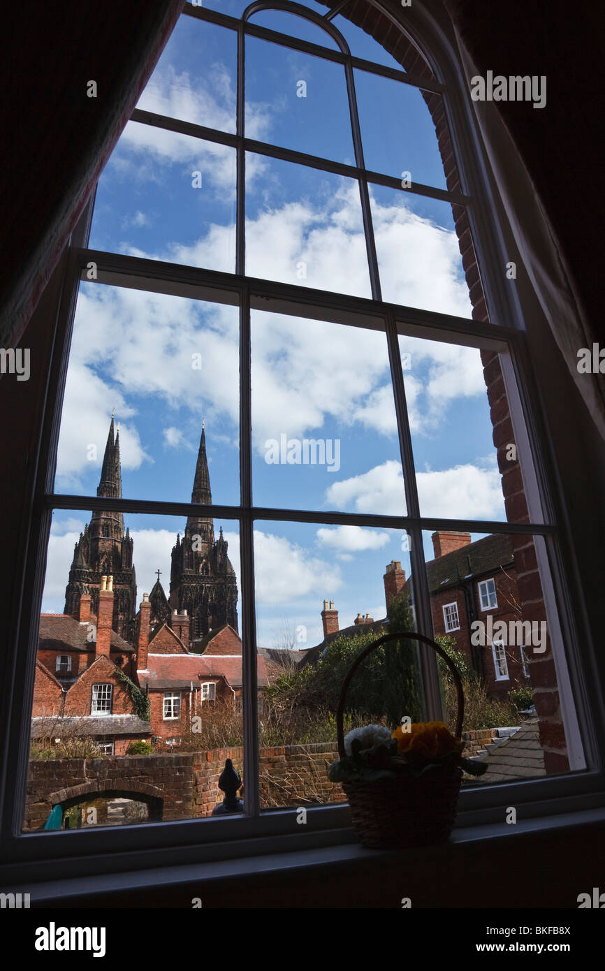 Vista attraverso una finestra in Erasmus Darwin House a Lichfield Cathedral. Foto Stock
