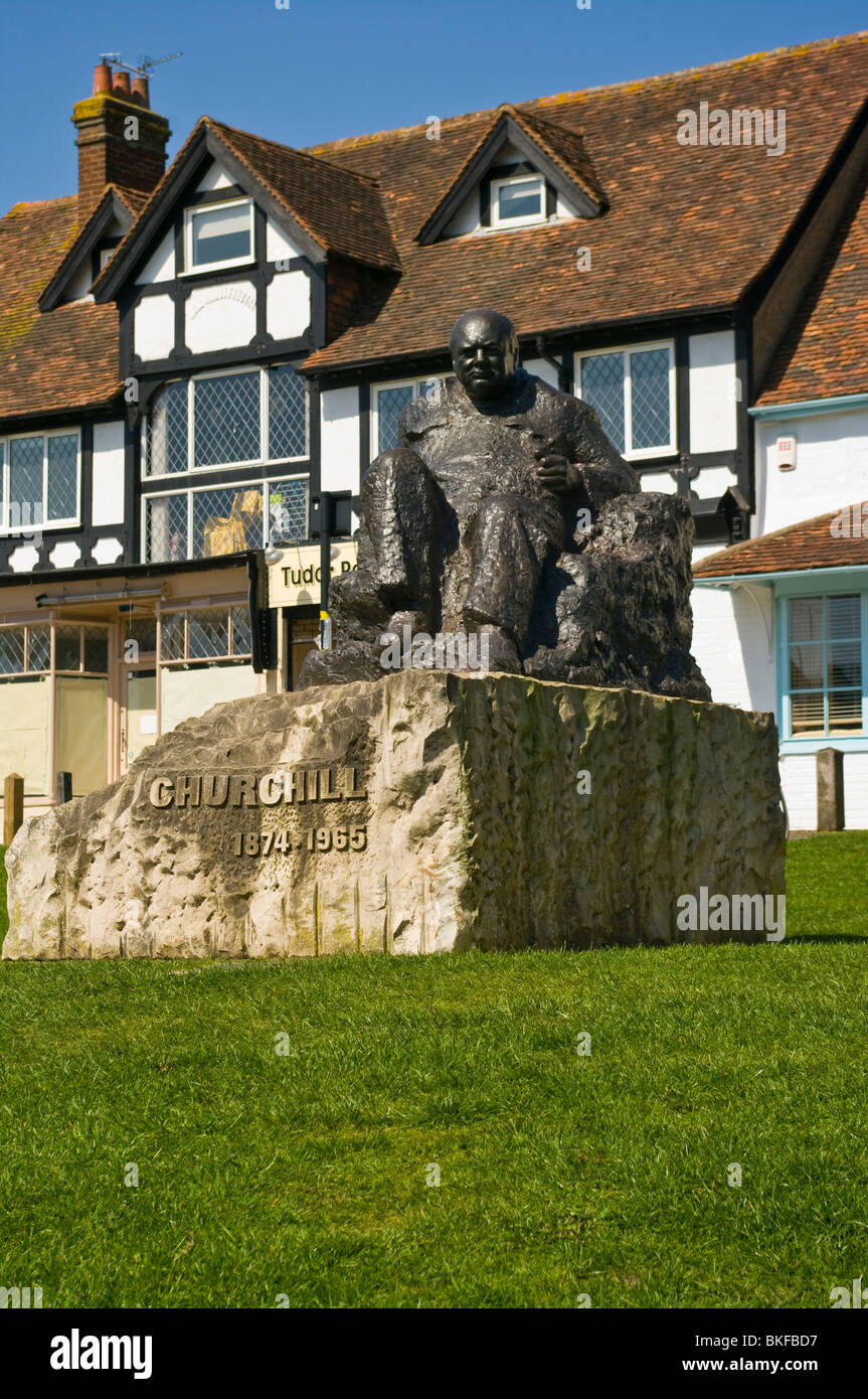 Statua di Sir Winston Churchill su Westerham verde villaggio Kent England Foto Stock