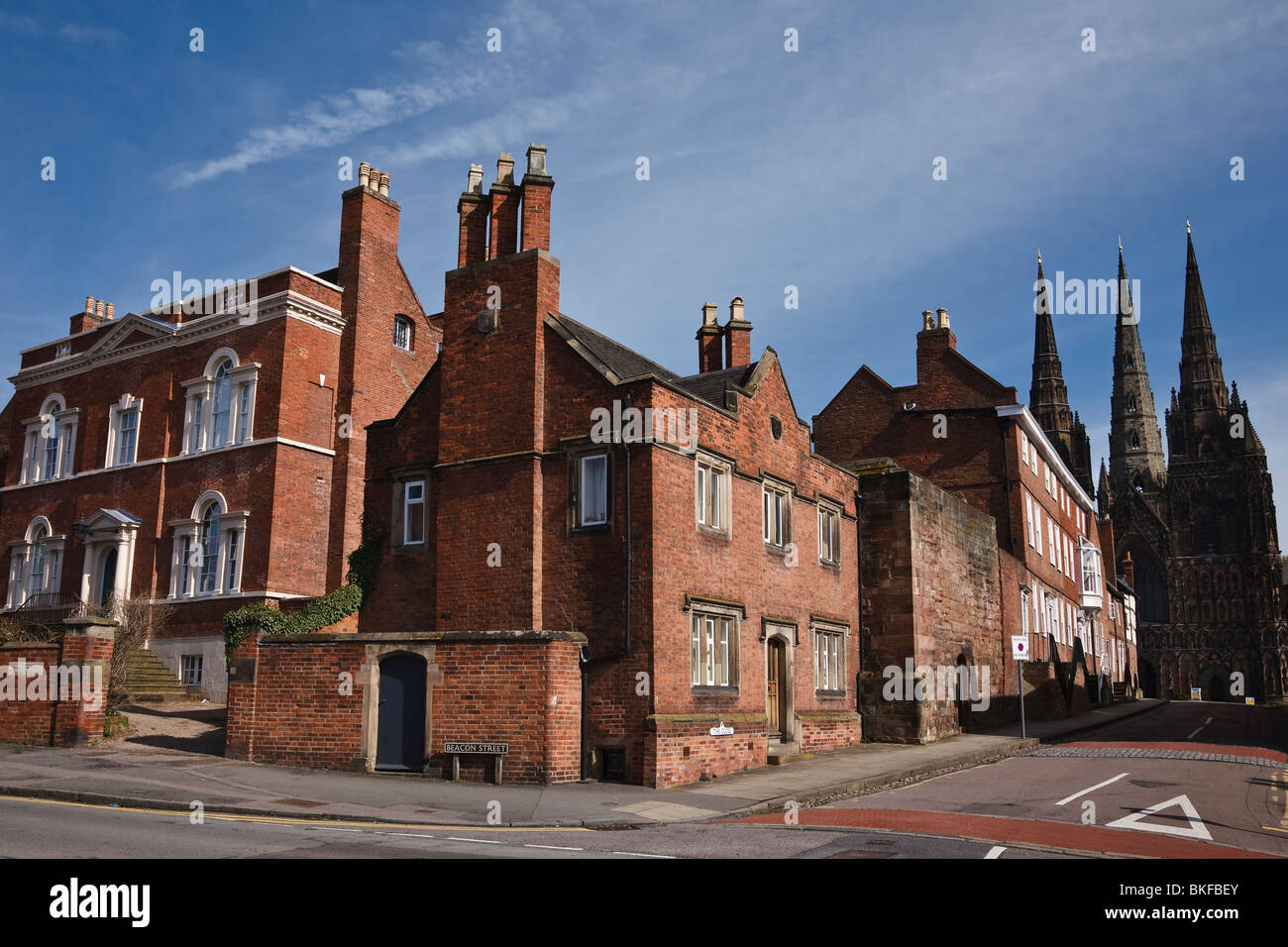 Lichfield, Staffordshire - l'angolo del Beacon Street e il vicino che mostra Erasmus Darwin House (sinistra) e la cattedrale. Foto Stock