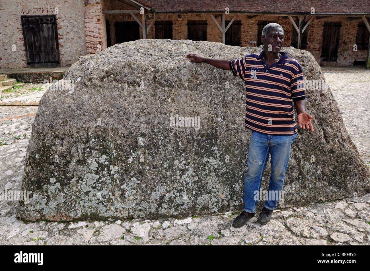 Guida turistica locale che spiega la storia della Cittadella nel nord di Haiti, Milot Foto Stock