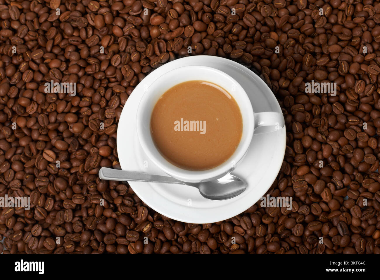 Tazza di caffè, costando sui grani di caffè Foto Stock