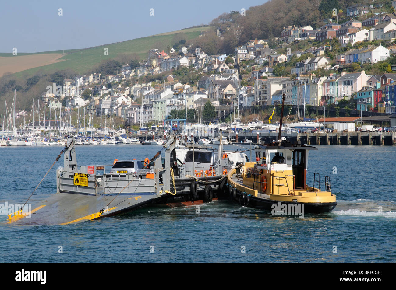 Il Tom Avis traghetto inferiore che opera tra Dartmouth attraversando il fiume Dart Kingswear Devon England Regno Unito Foto Stock