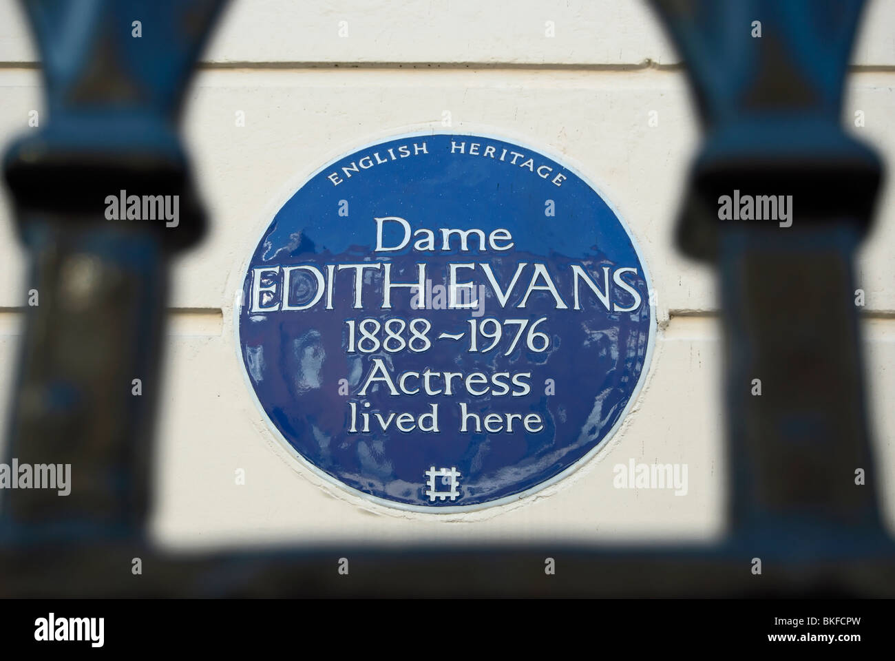 English Heritage targa blu segnando un home di attrice dame edith evans, su Ebury Street a Londra, Inghilterra Foto Stock