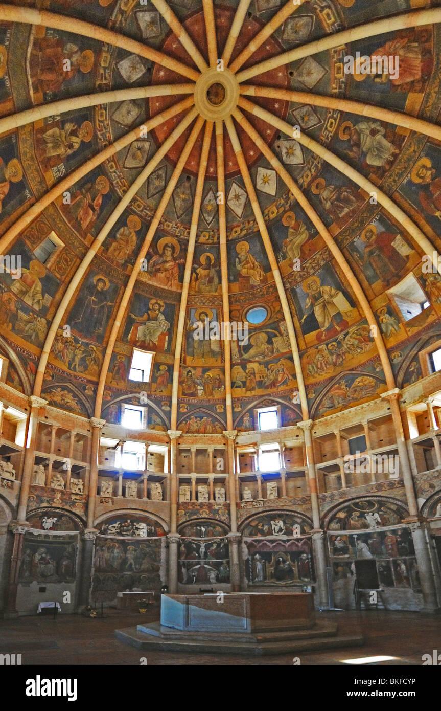 Interno del tetto a cupola del battistero ottagonale adiacente per il duomo dell'Assunta Cattedrale Parma Emilia Romagna Italia Foto Stock