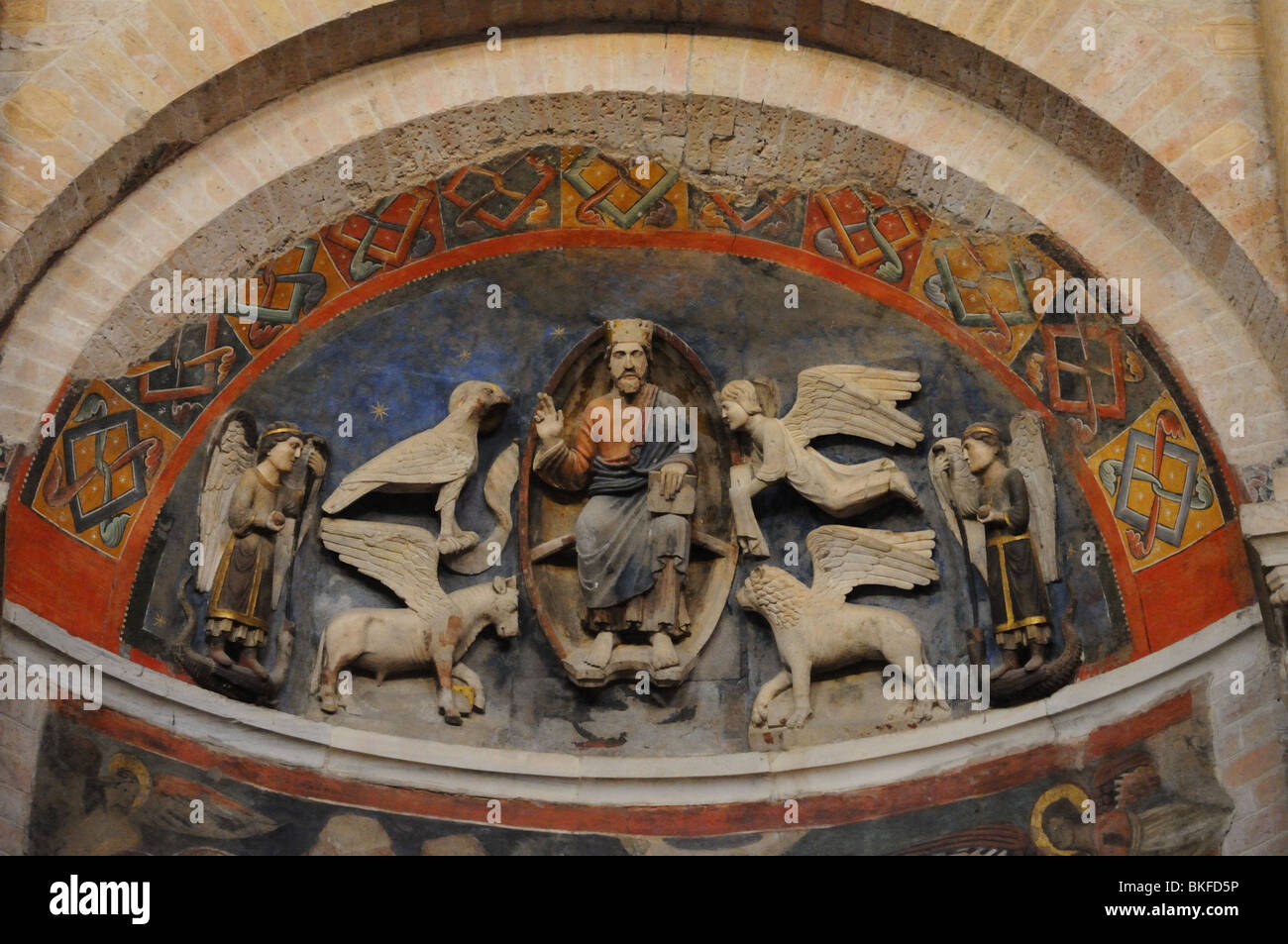 Affreschi e sculture in rilievo di Benedetto Antelami all'interno del battistero ottagonale adiacente alla cattedrale Parma Emilia Romagna Italia Foto Stock