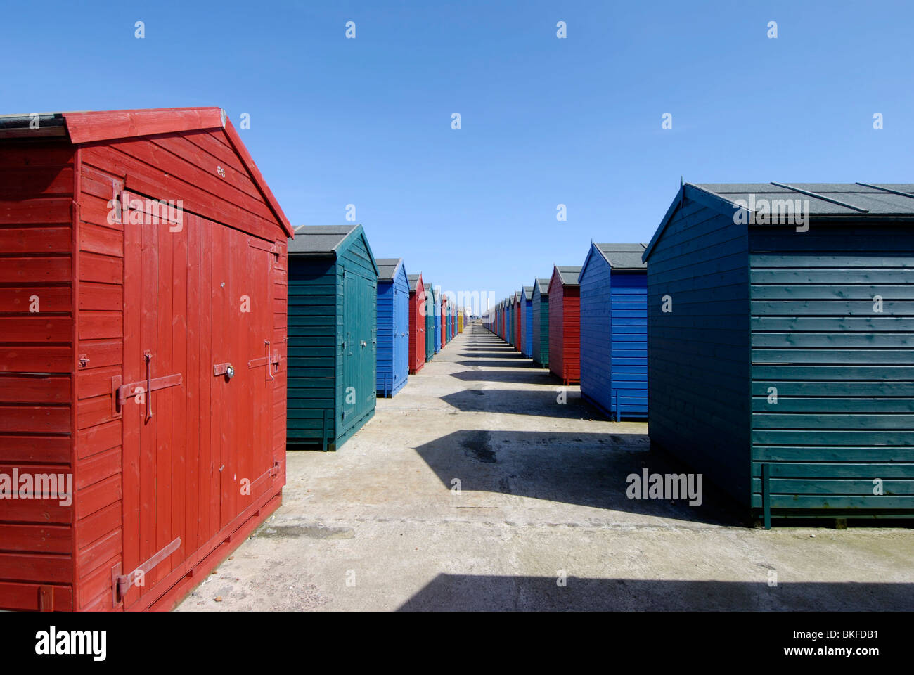 Colorate cabine sulla spiaggia, di fronte al mare a St Leonards Hastings E. Sussex, Inghilterra Foto Stock