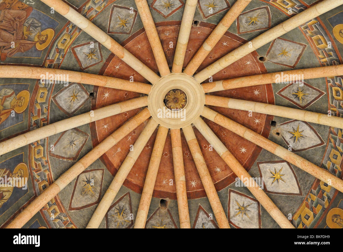 Interno del tetto a cupola del battistero ottagonale adiacente per il duomo dell'Assunta Cattedrale Parma Emilia Romagna Italia Foto Stock