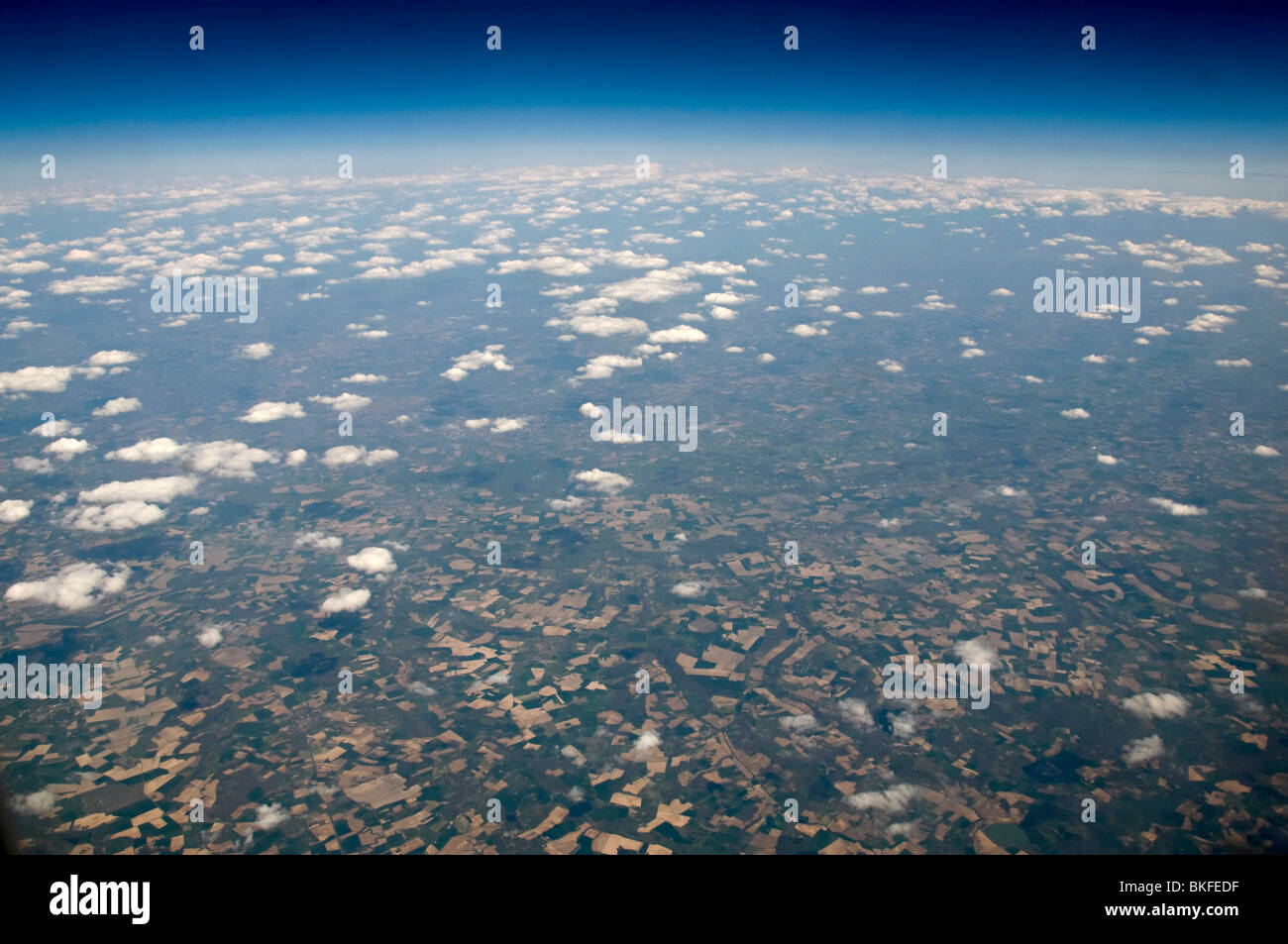Il cielo e la terra da sopra presa da una finestra di aeroplano Foto Stock