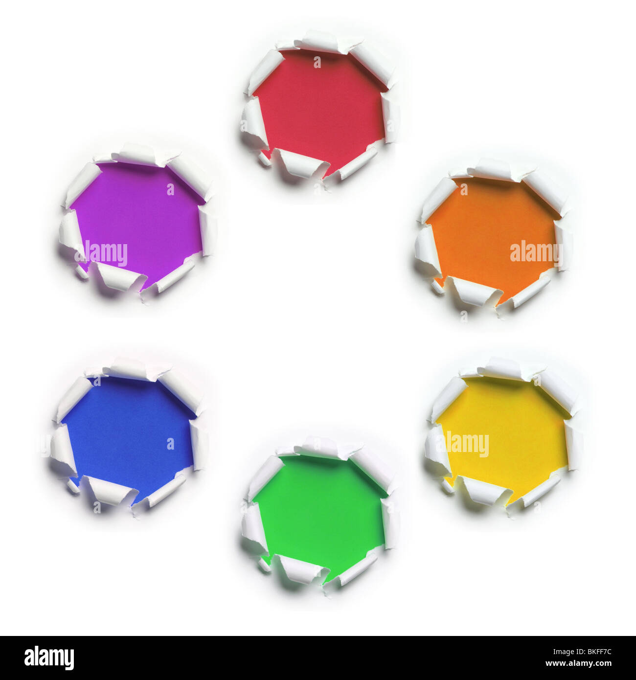 Strappato carta bianca contro i colori primari e secondari sfondi Foto Stock