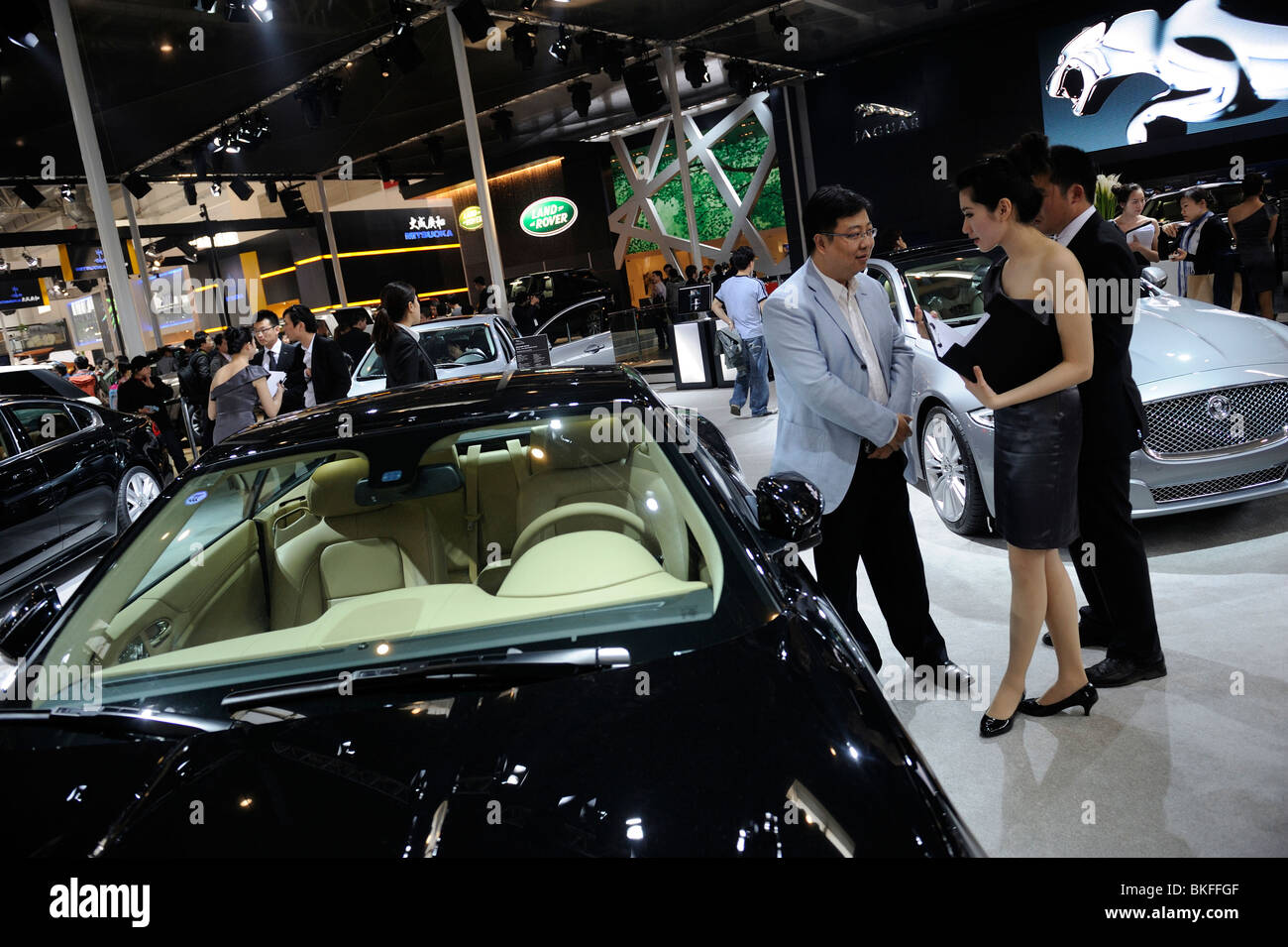 Potenziale acquirente presso Jaguar stand presso il Beijing Auto Show. 24-Apr-2010 Foto Stock