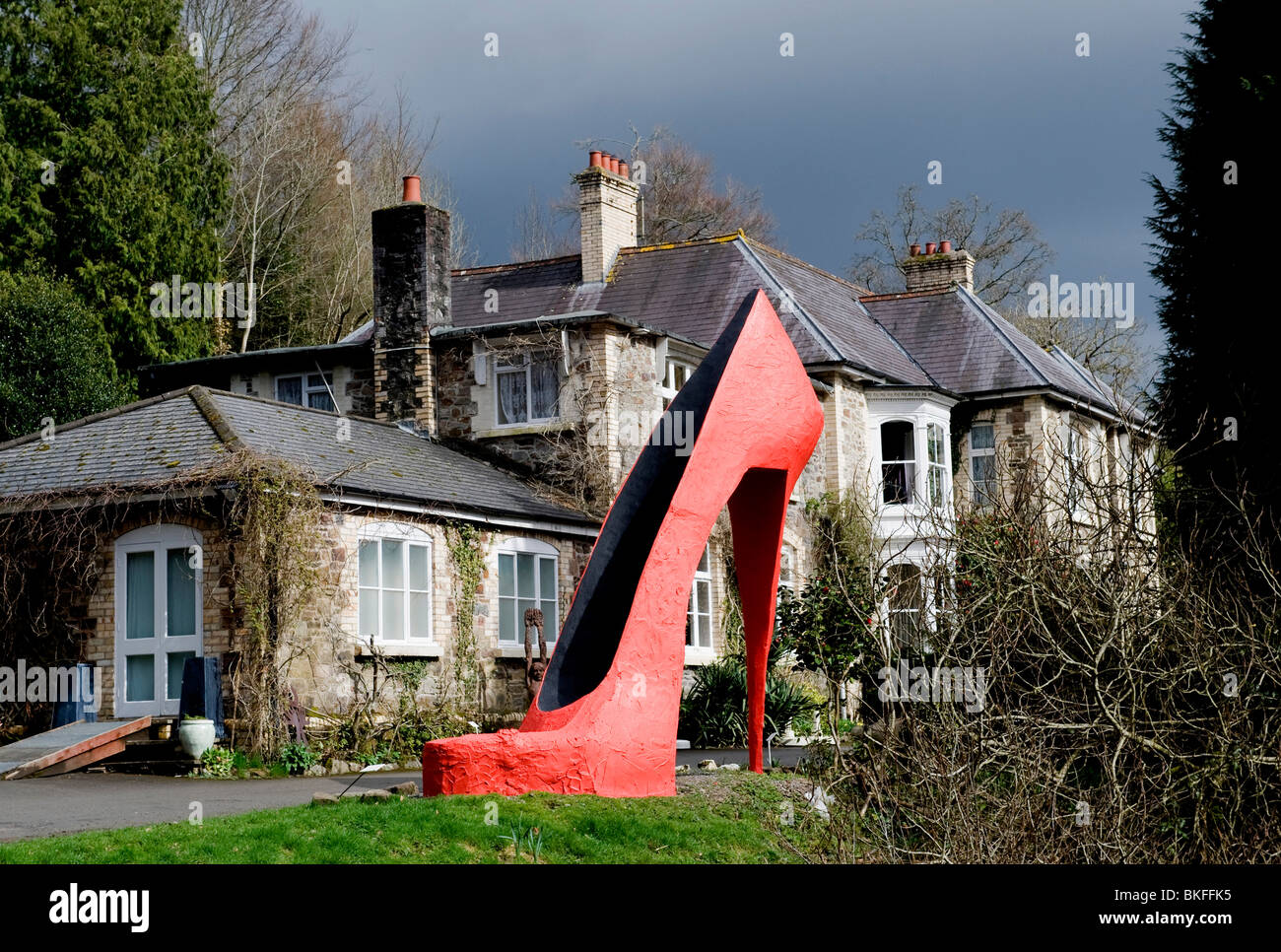 Broomhill Art Hotel e un parco di sculture con la sua scultura di un gigante rosso stiletto scarpa, Muddiford, Barnstaple, Devon, Regno Unito Foto Stock