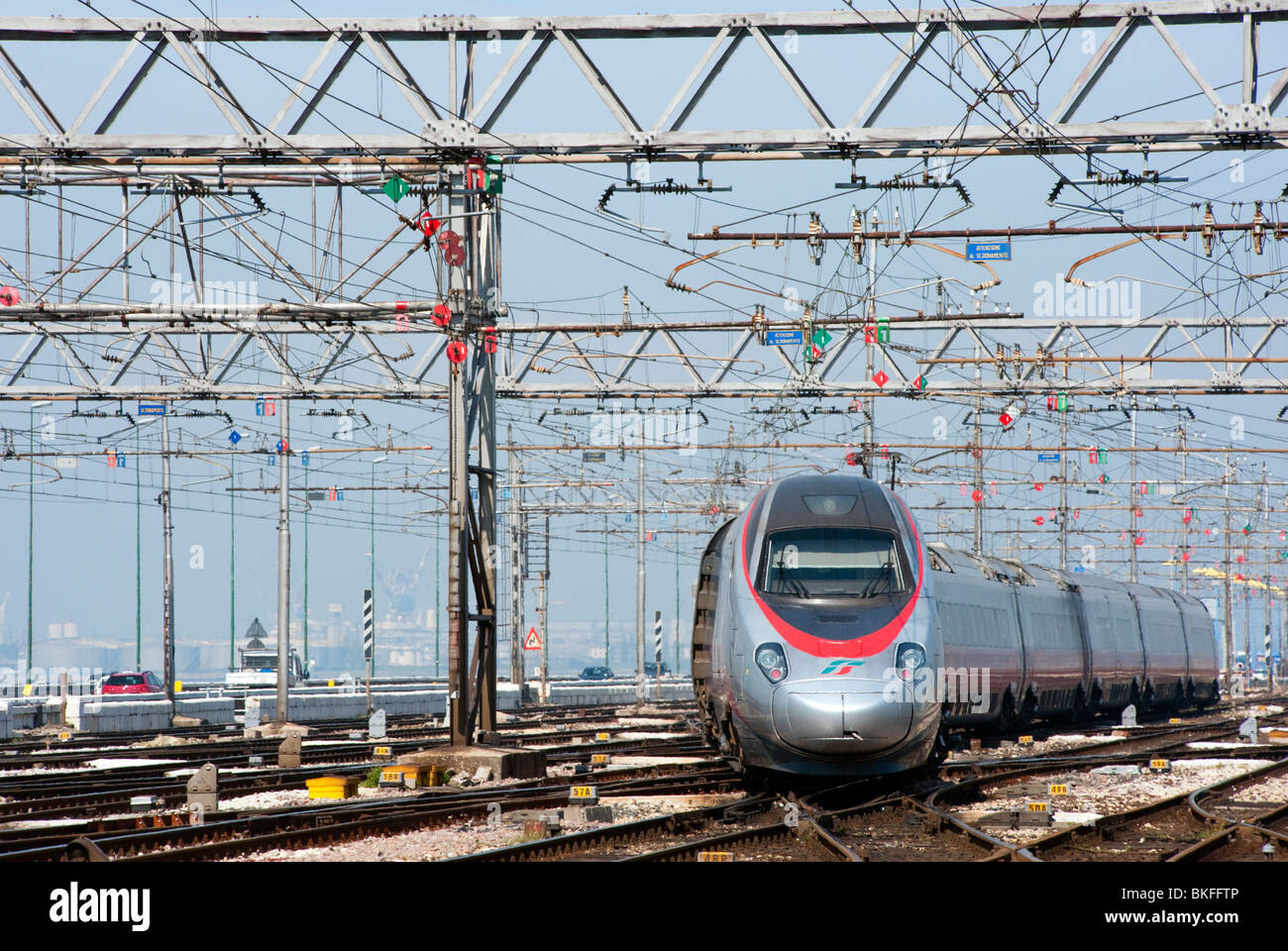 Alta Velocità Frecciarossa italiana con il treno alla stazione ferroviaria di Venezia in Italia Foto Stock