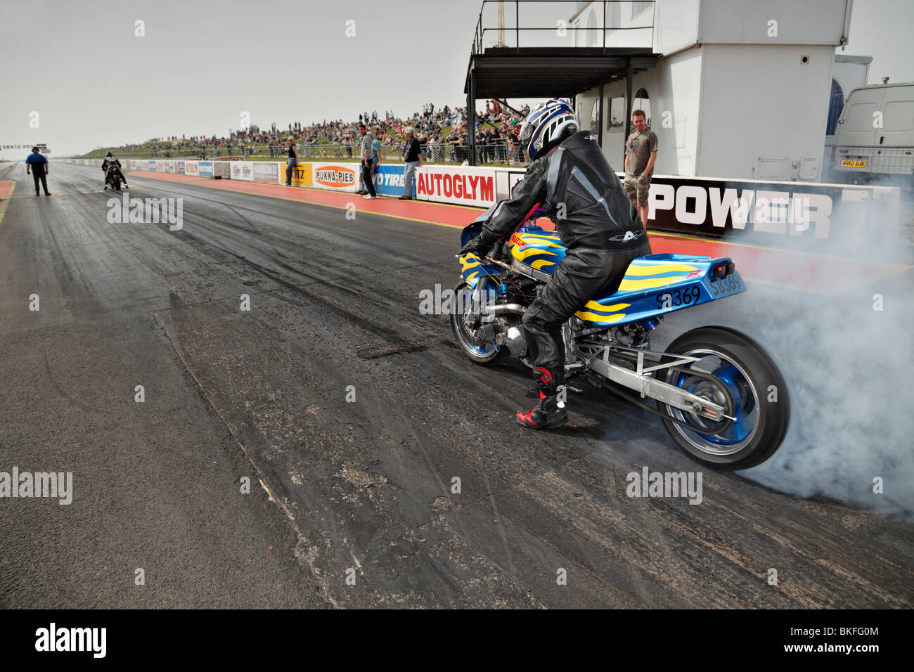 La preparazione della moto per un drag race, cavalcato da Mark Hales. Foto Stock