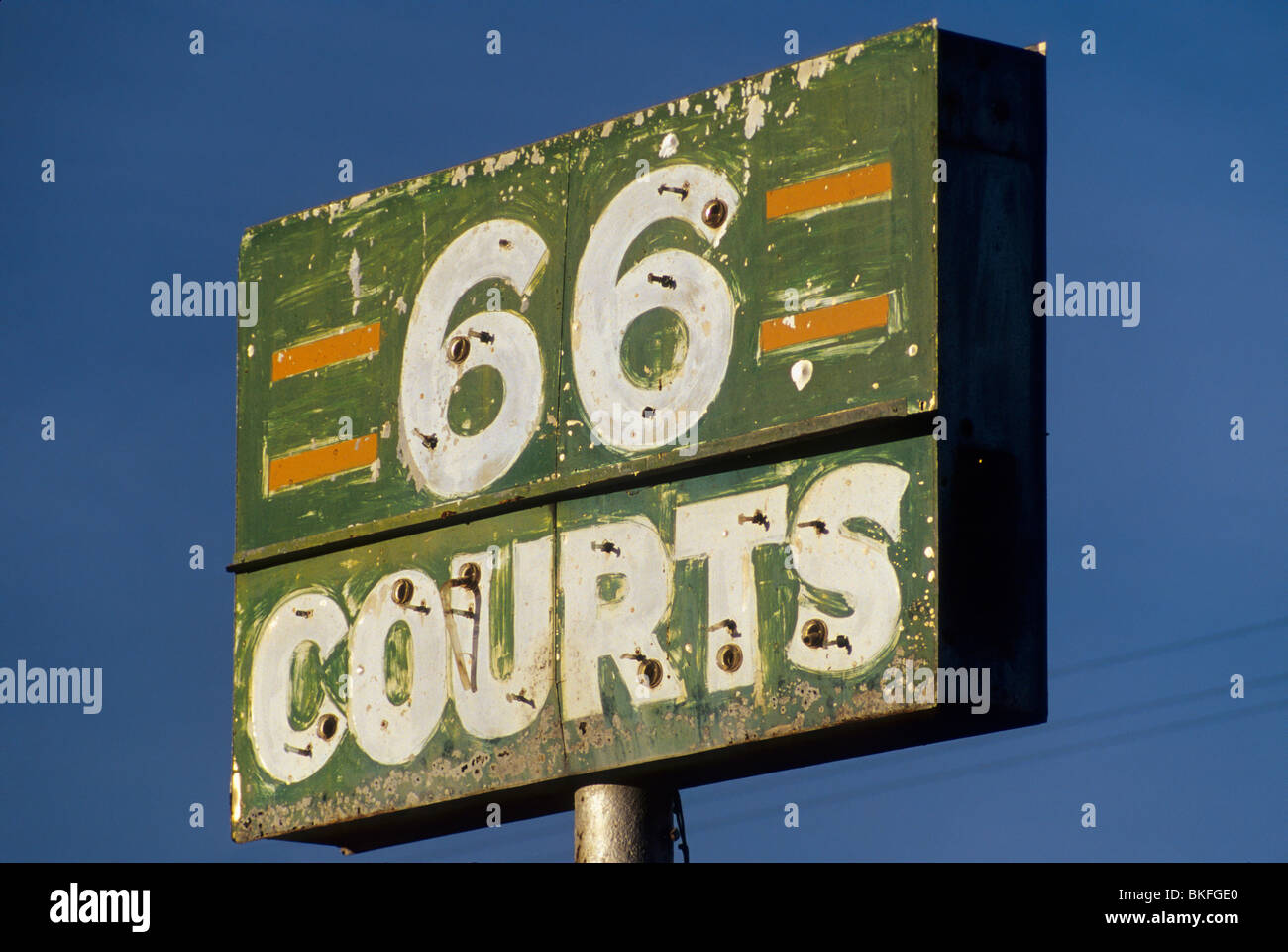 Segno a rovinato 66 Tribunali motel sulla storica Route 66 in Sposo, Texas, Stati Uniti d'America Foto Stock