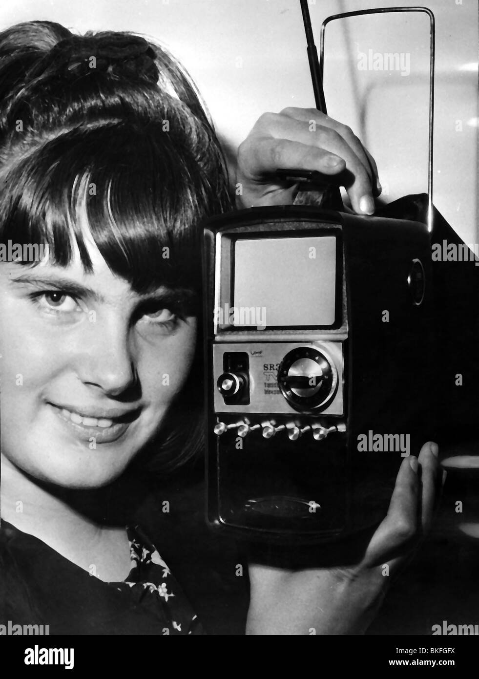 trasmissione, televisione, televisore portatile con batteria, donna presente dispositivo, 1965, Foto Stock