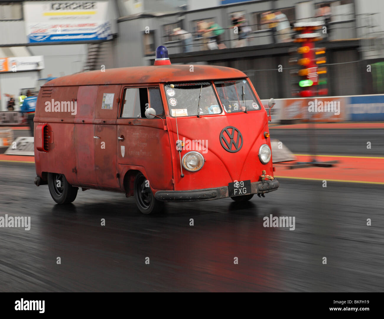 Accelerazione dei processi di Rusty Rat Look Volkswagen camper van a Santa Pod raceway. Foto Stock