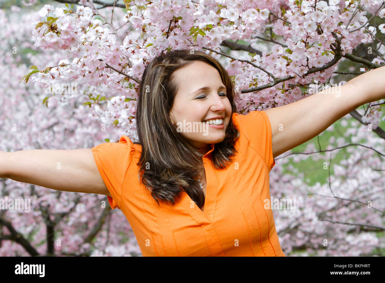 Felice giovane donna in primavera, Fioritura di ciliegio, fiori di ciliegio Foto Stock