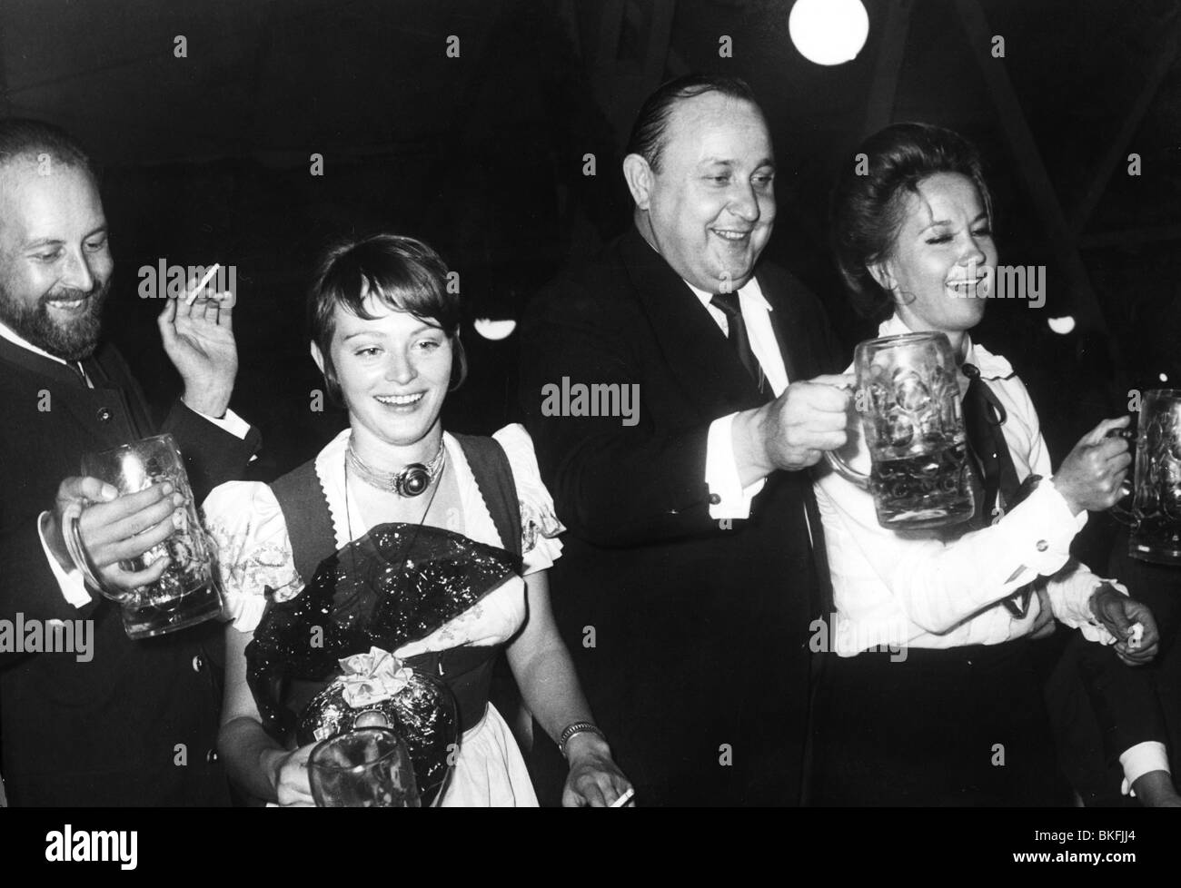 Genscher, Hans-Dietrich, 21.3.1927 - 31.3.2016, politico tedesco (FDP), a metà lunghezza, con Hans Arnold Engelhard, Ilona Gruebel, Liselotte Pulver, oktoberfest, festival della birra di Monaco, 1971, Foto Stock