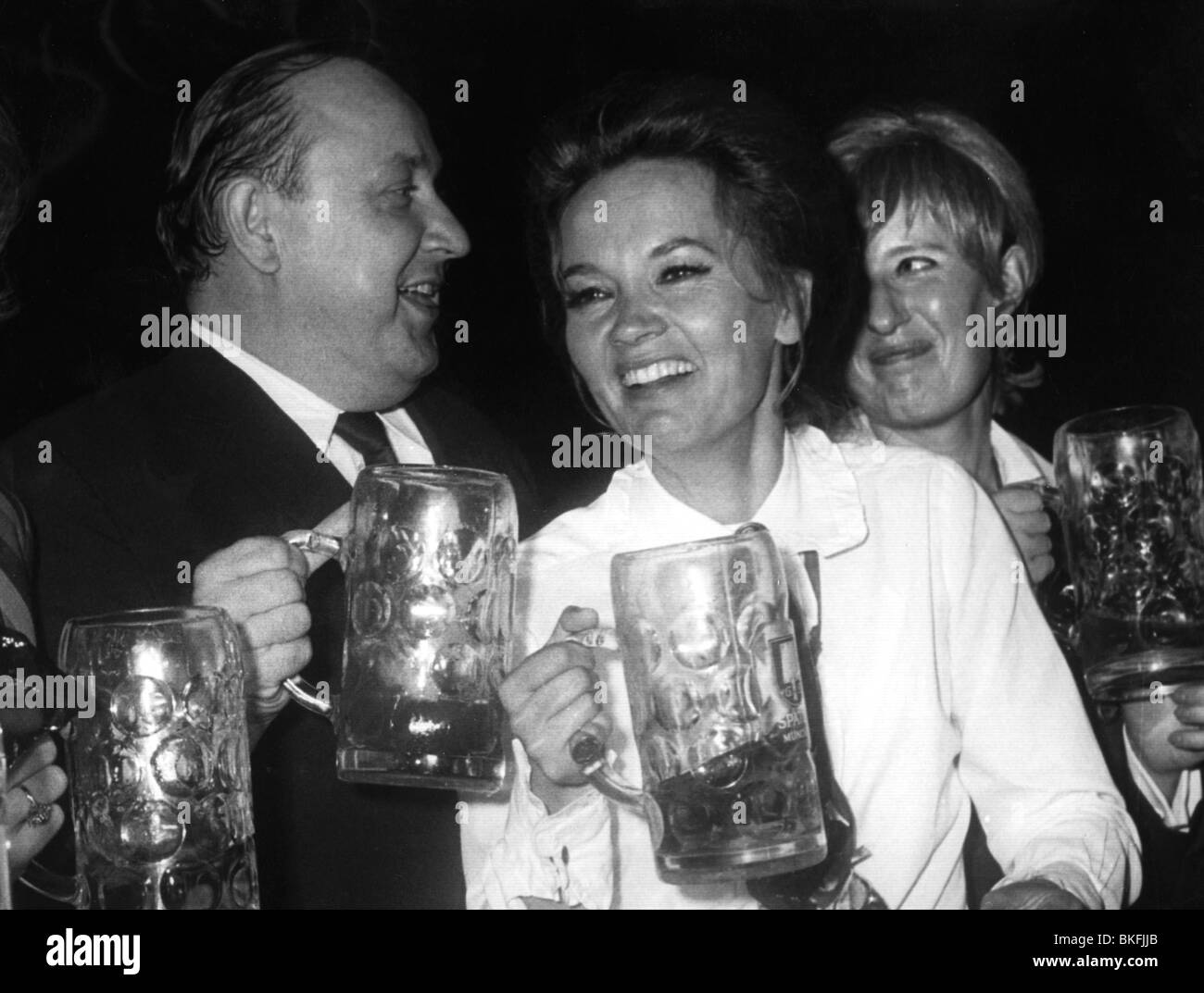 Genscher, Hans-Dietrich, 21.3.1927 - 31.3.2016, politico tedesco (FDP), a metà lunghezza, con Liselotte Pulver, oktoberfest, Festival della birra di Monaco, 1971, Foto Stock