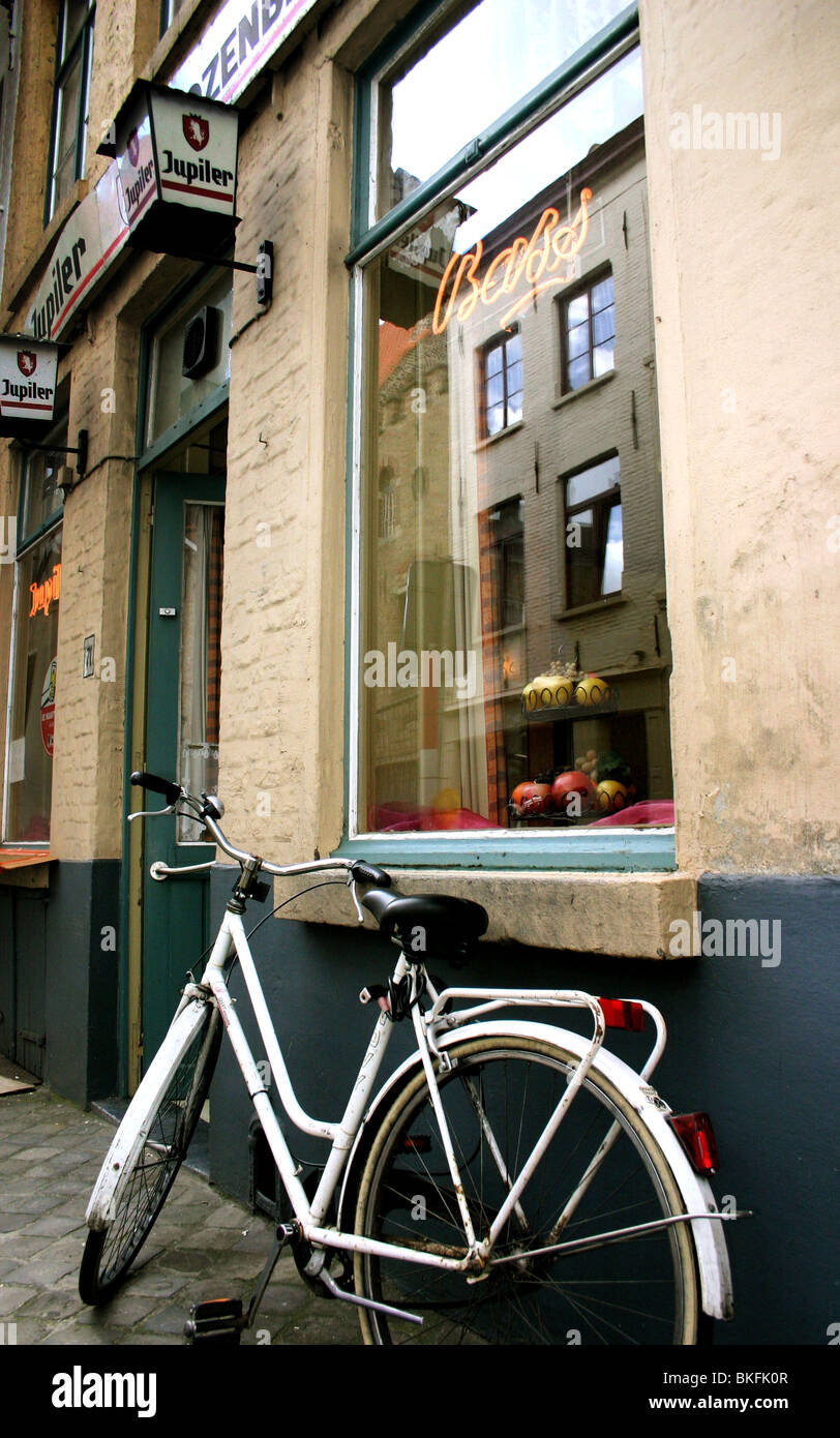 Noleggio di fronte a una finestra della barra, Bruges, Belgio Foto Stock