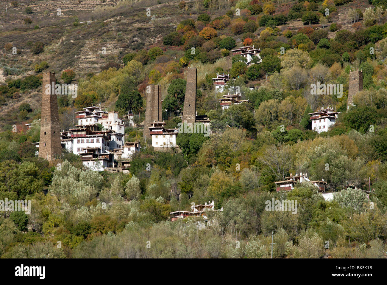Vecchio Qiang torri difensive sopravvivono ancora in alcune delle case di Suopo in Danba in Sichuan in Cina. Foto Stock