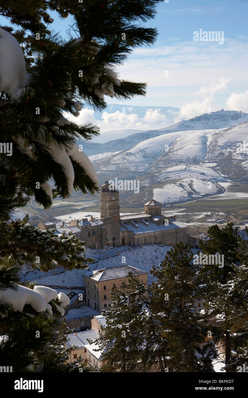 Inverno vista di Castel del Monte, Abruzzo, Italia Foto Stock
