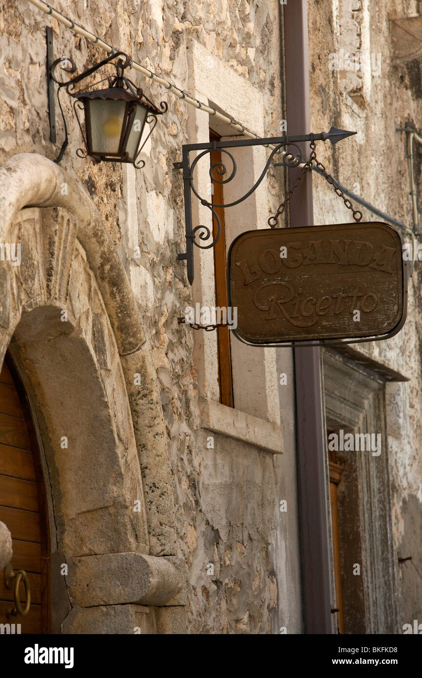 Un negozio segno per Locando Ricetto, Santo Stefano di Sessanio, Abruzzo, Italia Foto Stock