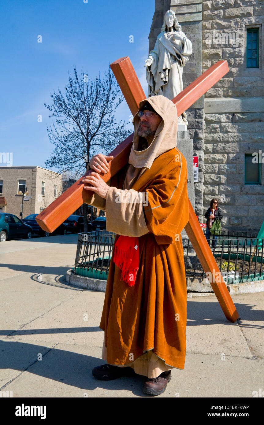 Uomo con croce Pasqua Montreal Canada Foto Stock